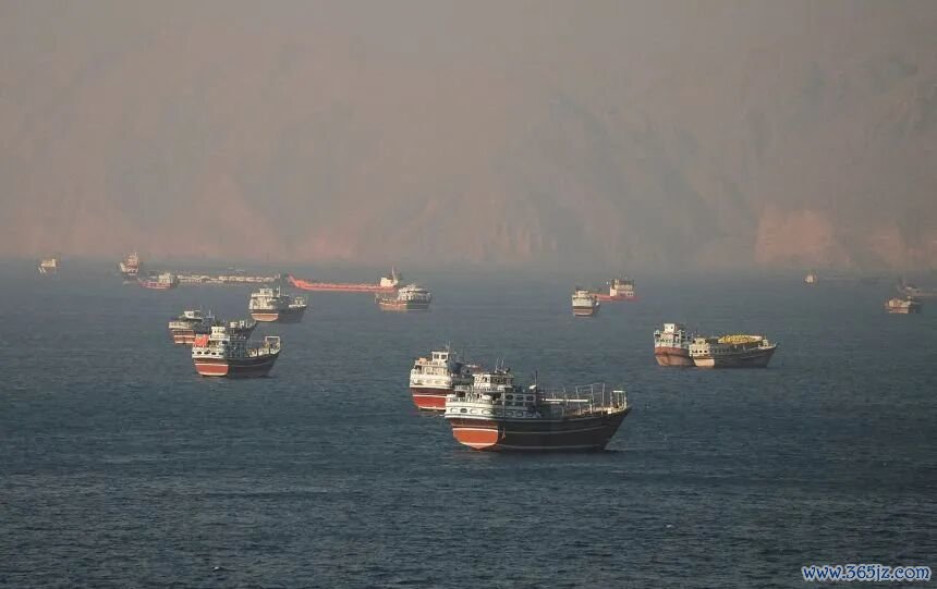 6月15日从阿曼穆桑达姆望向霍尔木兹海峡的船只。